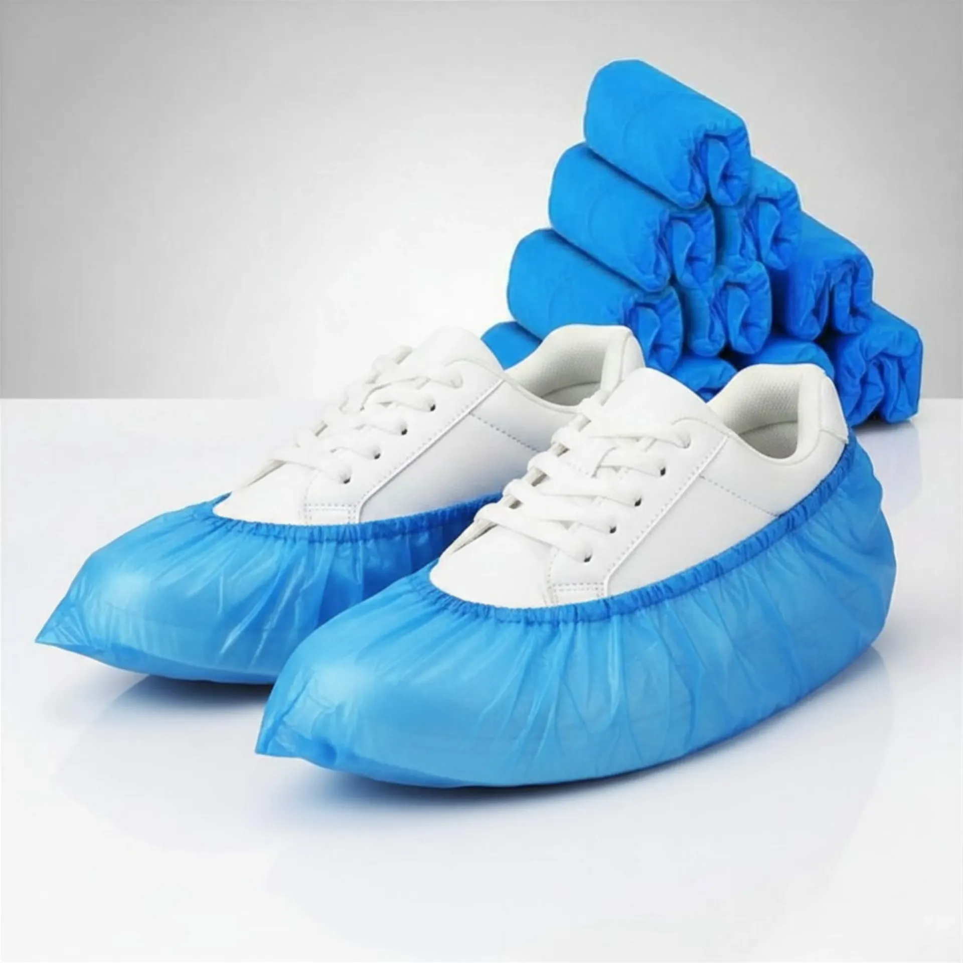 כיסוי נעל אל בד חד פעמי. Disposable Non-Woven Shoe Covers. כחול. גומי אלסטי. 100 יחידות במארז. ס.מדיק יבוא
