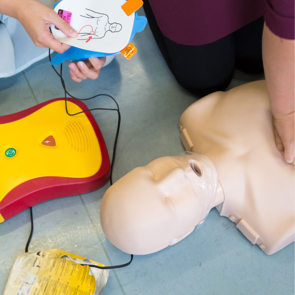 [220253] קורס הדרכה שימוש בדפיברילטור AED. Defibrillator Training Course. הכשרה מקצועית לחובשים, עובדי חינוך ועובדי מוסדות. ס.מדיק
